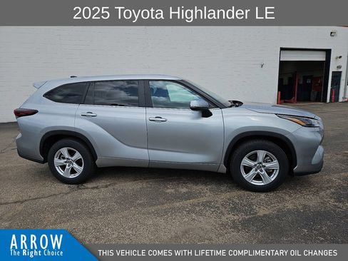 Used 2025 Toyota Highlander LE FWD image 14