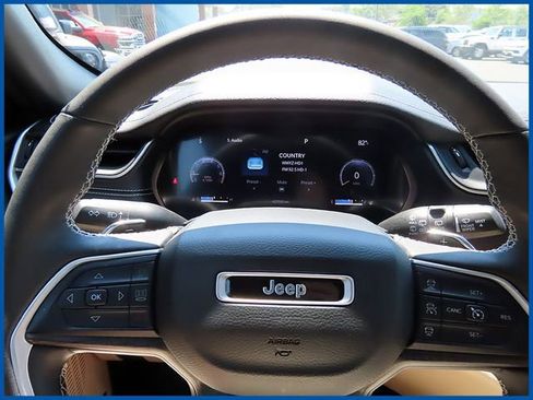 Used 2023 Jeep Grand Cherokee Limited w/ Luxury Tech Group II AWD/4WD image 15