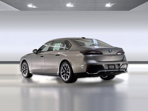 Used 2026 BMW i7 eDrive50 w/ M Sport Package RWD image 3