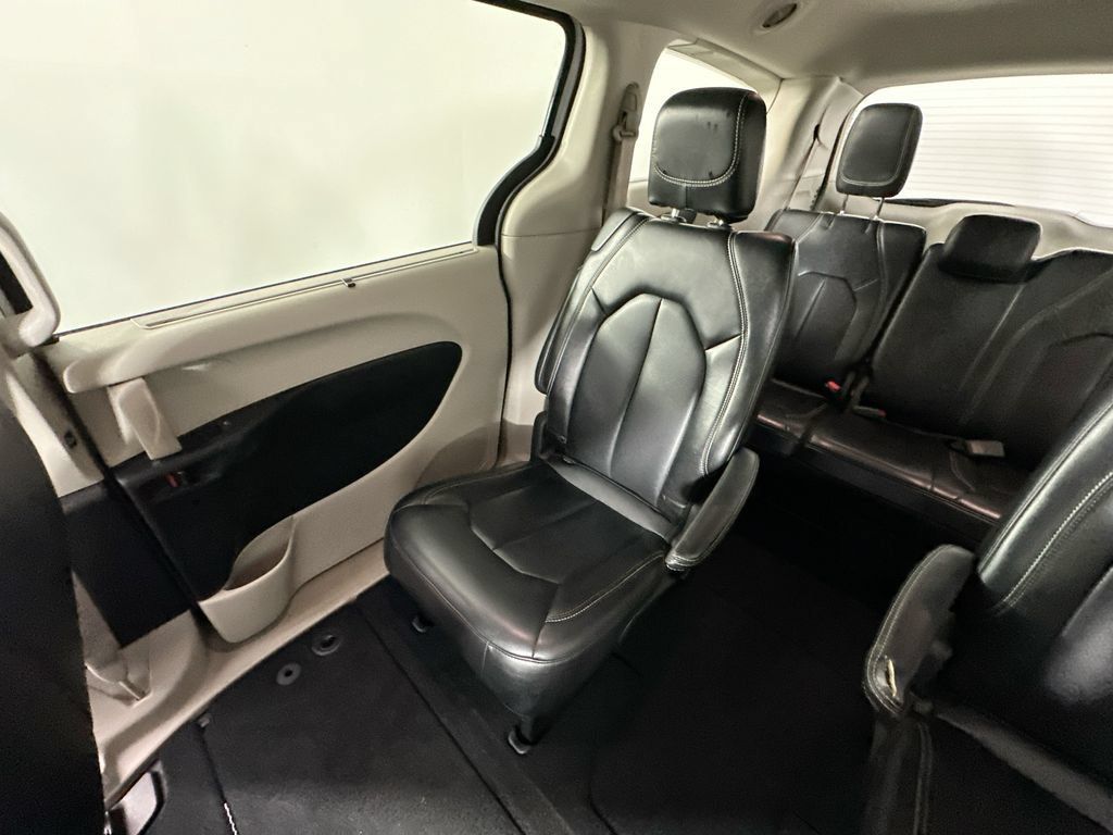 Used 2023 Chrysler Pacifica Touring-L FWD image 12