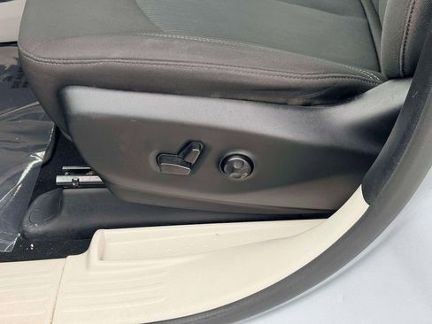 Used 2023 Chrysler Voyager LX FWD image 12