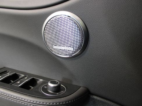Used 2023 Alfa Romeo Giulia Veloce RWD image 11