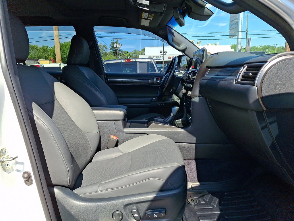 Used 2022 Lexus GX 460 w/ Black Line Special Edition AWD/4WD image 11