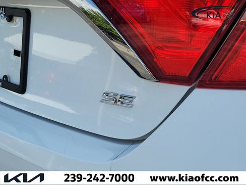Used 2016 Toyota Camry SE w/ Moonroof Package FWD image 10