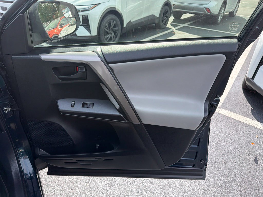 Used 2018 Toyota RAV4 LE AWD/4WD image 10