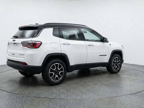 Used 2025 Jeep Compass Trailhawk image 9