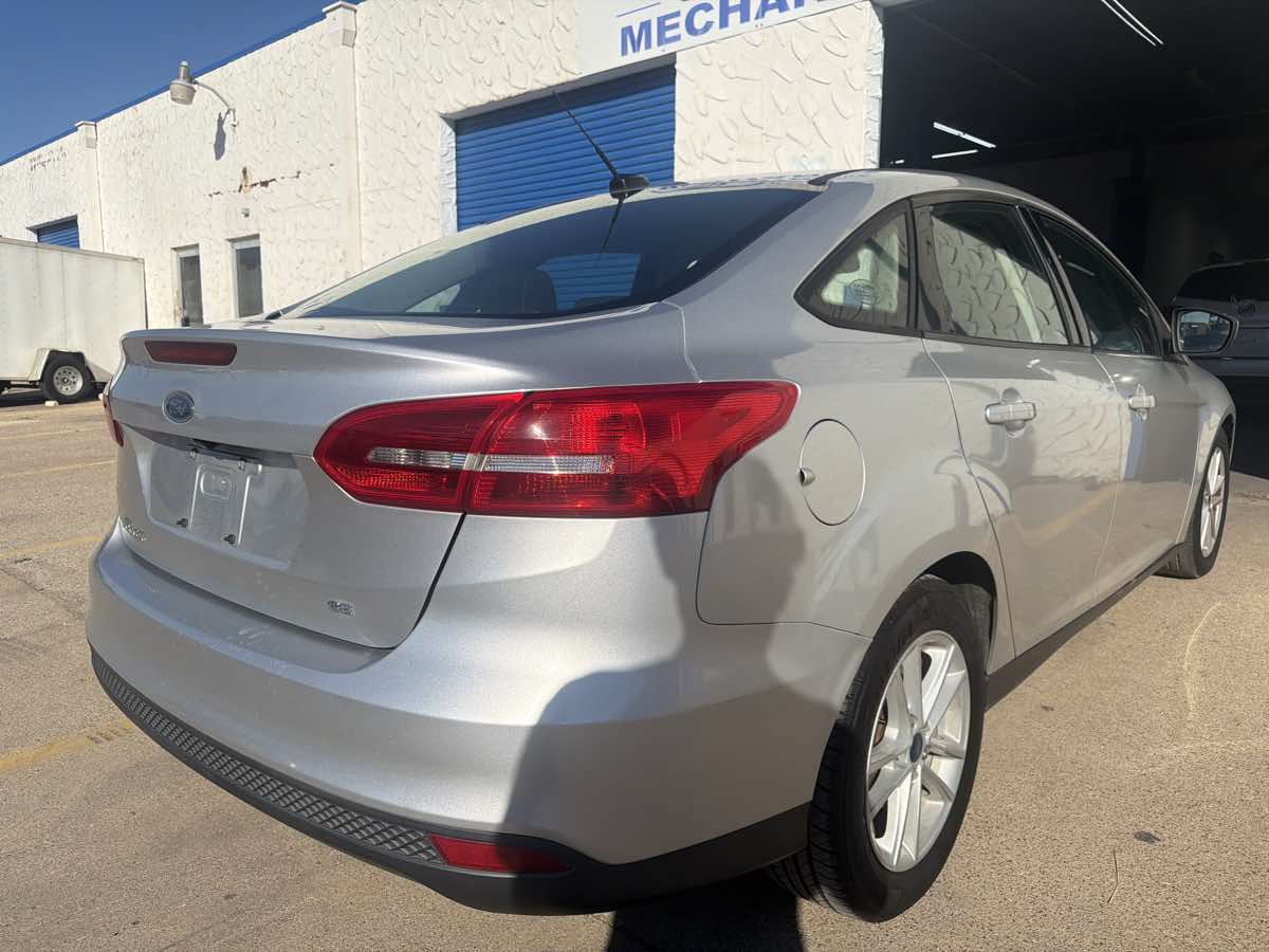 Used 2018 Ford Focus SE FWD image 3