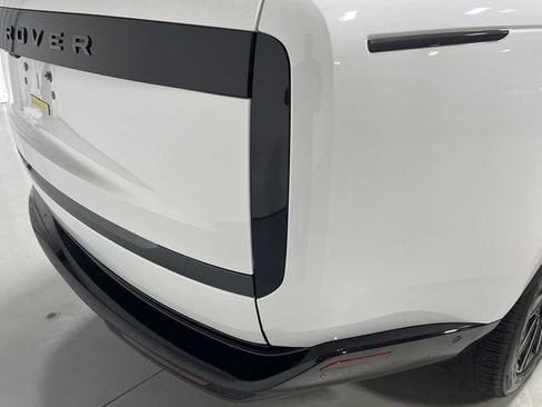 Used 2025 Land Rover Range Rover SE AWD/4WD image 13
