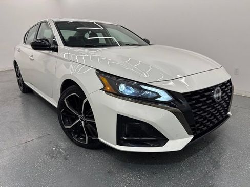 Used 2024 Nissan Altima 2.5 SR FWD image 3