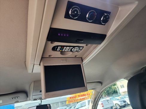 Used 2014 Chrysler Town & Country Touring image 21