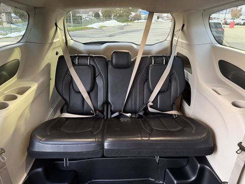 Used 2023 Chrysler Pacifica Touring-L image 30