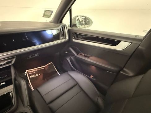 Certified 2025 Porsche Cayenne image 23