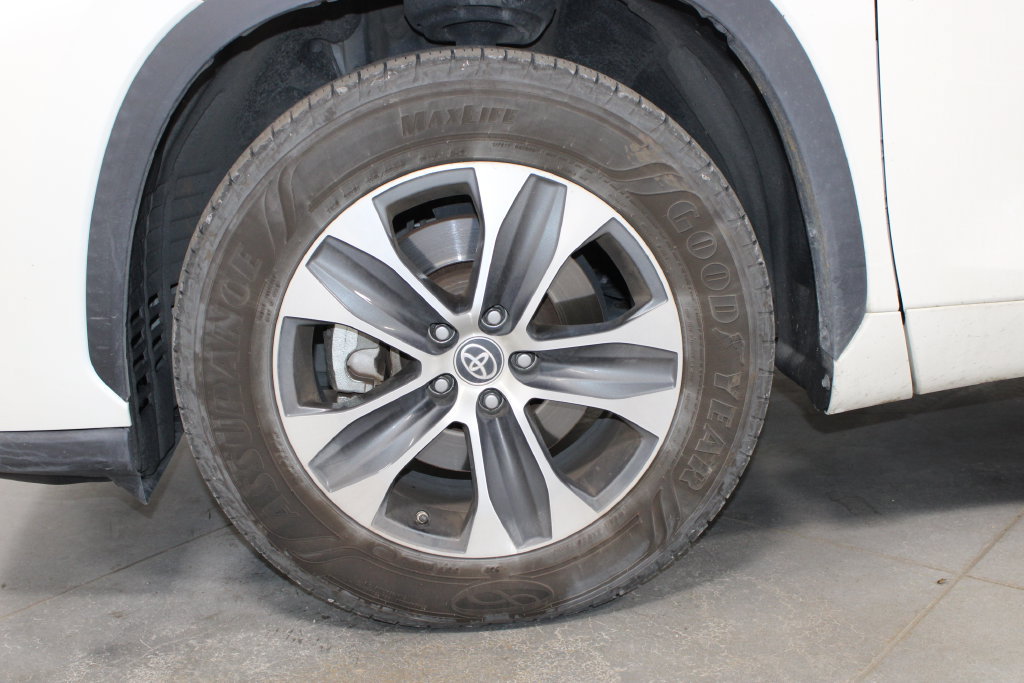 Used 2020 Toyota Highlander XLE FWD image 40