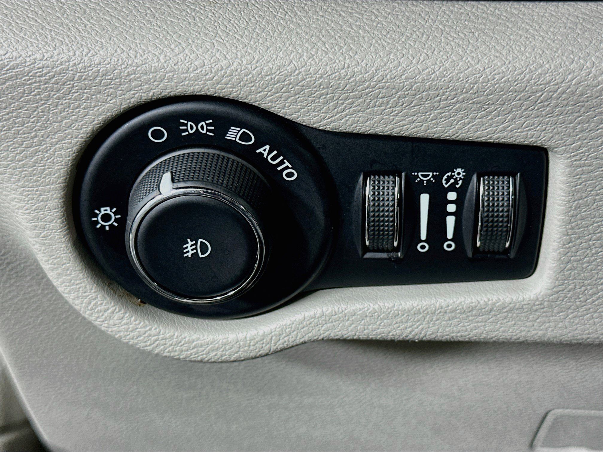 Used 2023 Chrysler Pacifica Touring-L FWD image 17