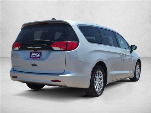 Used 2022 Chrysler Voyager LX FWD image 5