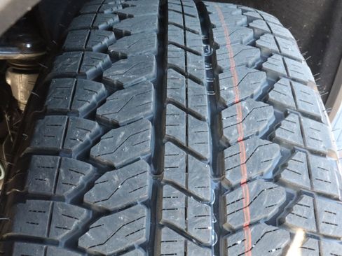 New 2026 GMC Sierra 1500 SLT image 17