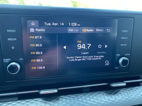 Used 2022 Kia Carnival LX image 16