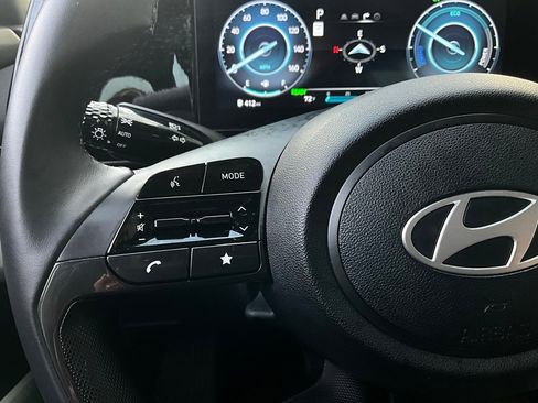 Used 2025 Hyundai Elantra Limited image 34