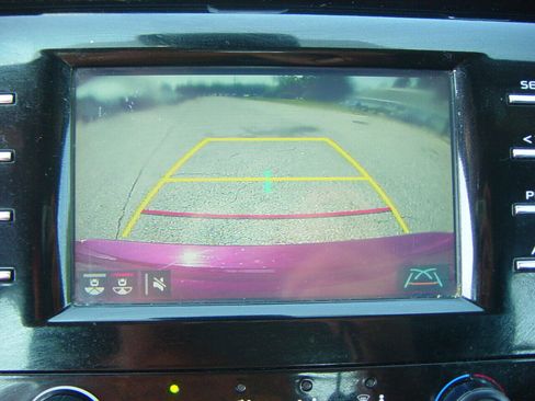 Used 2018 Toyota Camry L image 9