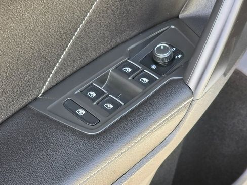 Used 2023 Volkswagen Tiguan SE image 24