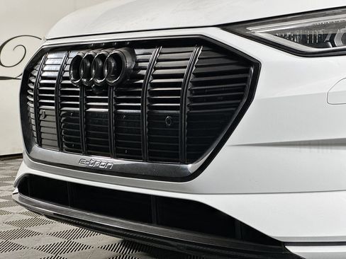 Used 2022 Audi e-tron Premium w/ Convenience Plus Package AWD/4WD image 34