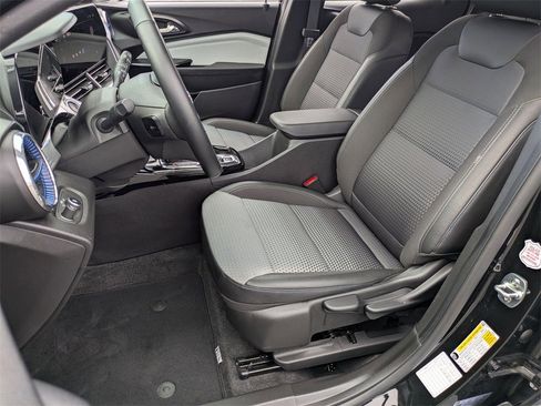 Used 2025 Chevrolet Trax LT w/ LT Convenience Package image 14