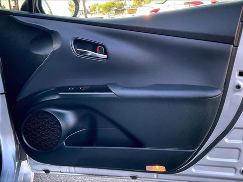 Used 2021 Toyota Prius LE image 20