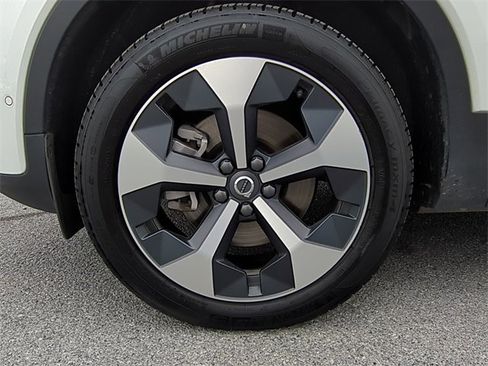 Used 2025 Volvo XC40 B5 Plus image 23