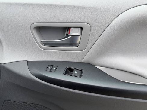 Used 2020 Toyota Sienna LE FWD image 25