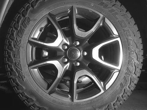 Used 2025 Jeep Compass Trailhawk AWD/4WD image 14