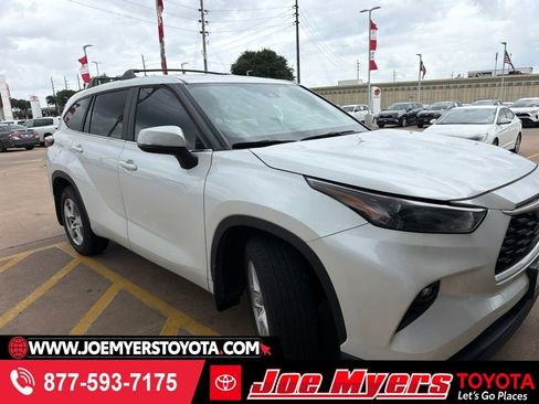 Used 2023 Toyota Highlander LE FWD image 1