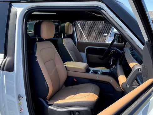 New 2025 Land Rover Defender 90 V8 image 31