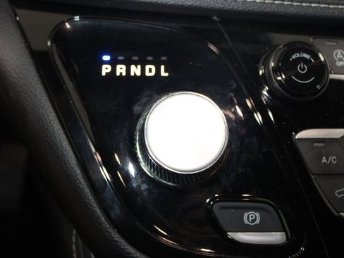 Used 2025 Chrysler Pacifica Limited FWD image 29