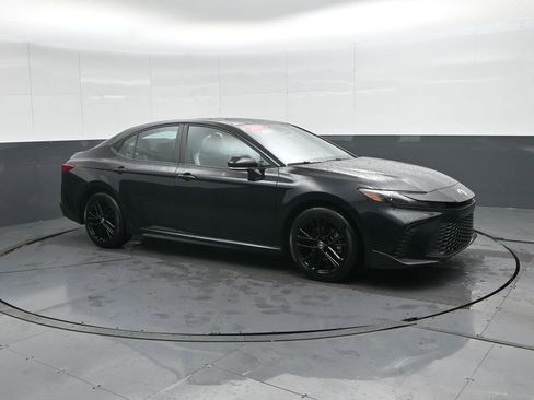 Used 2025 Toyota Camry SE image 4