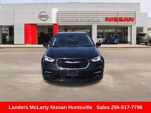 Used 2023 Chrysler Pacifica Touring-L FWD image 11