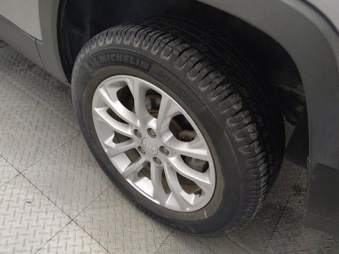 Used 2019 Jeep Cherokee Latitude w/ Popular Appearance Group FWD image 31