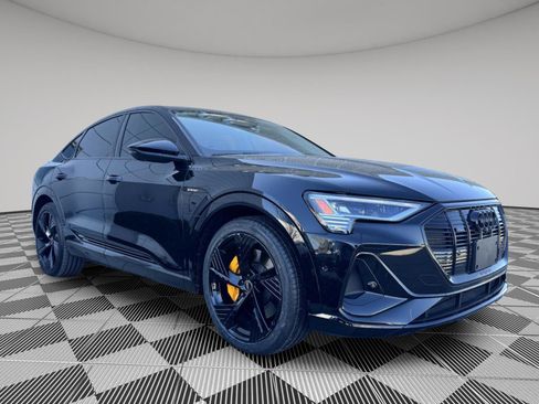 Used 2022 Audi e-tron Prestige w/ Prestige Package image 3