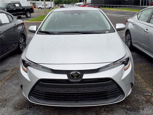 Used 2025 Toyota Corolla LE FWD image 2