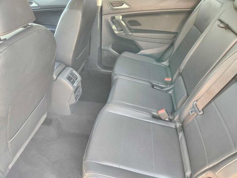 Used 2018 Volkswagen Tiguan SE w/ Panoramic Sunroof Package FWD image 30