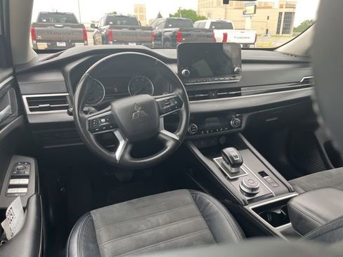 Used 2022 Mitsubishi Outlander SE image 12
