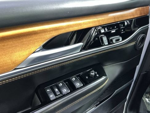 Used 2023 Jeep Grand Wagoneer Series III w/ Rear Seat Video Group 1 AWD/4WD image 16