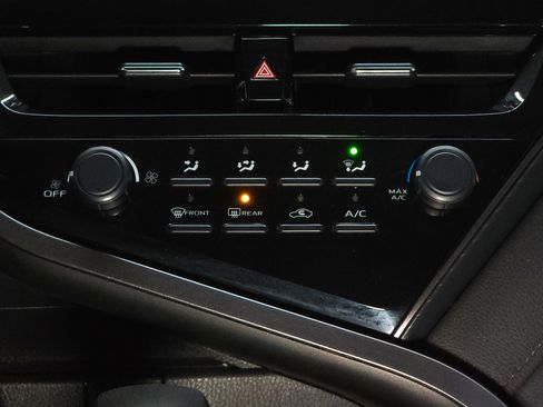 Used 2021 Toyota Camry LE image 29