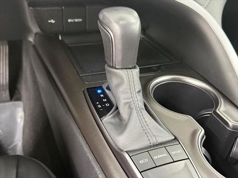 Used 2024 Toyota Camry SE image 25
