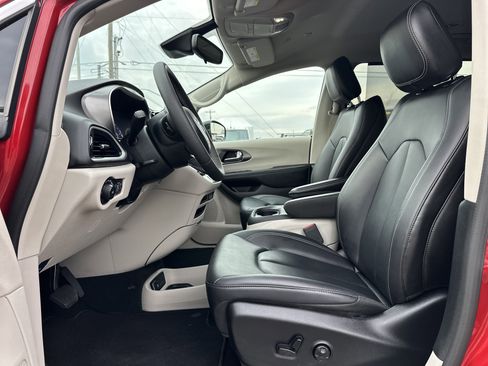 Used 2024 Chrysler Pacifica Touring-L image 9