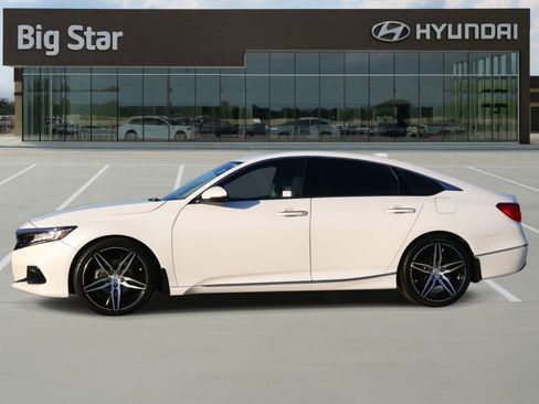 Used 2022 Honda Accord Touring image 2