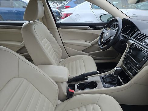 Used 2017 Volkswagen Passat 1.8T SEL Premium image 5