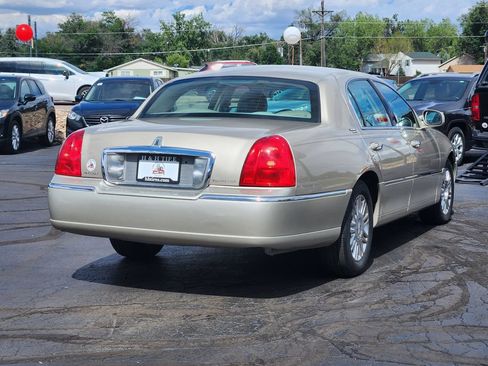 Used 2006 Lincoln Town Car Signature Limited RWD image 7