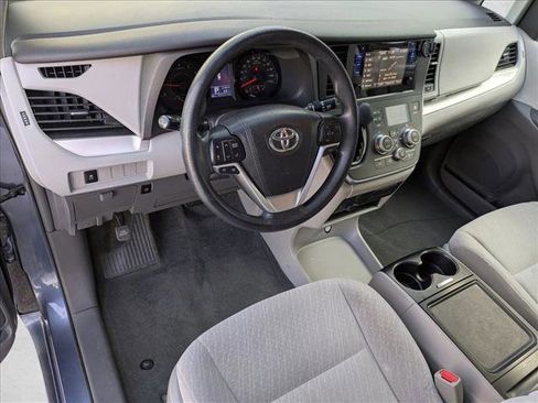 Used 2017 Toyota Sienna LE image 10