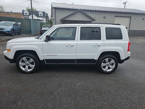 Used 2014 Jeep Patriot Latitude AWD/4WD image 6