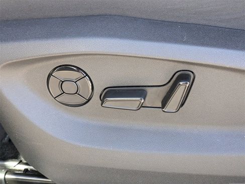 Certified 2025 Volkswagen Tiguan SE image 24